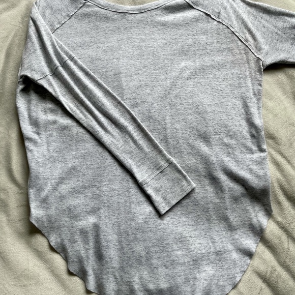 Aritzia TNA long sleeve - Picture 3 of 3